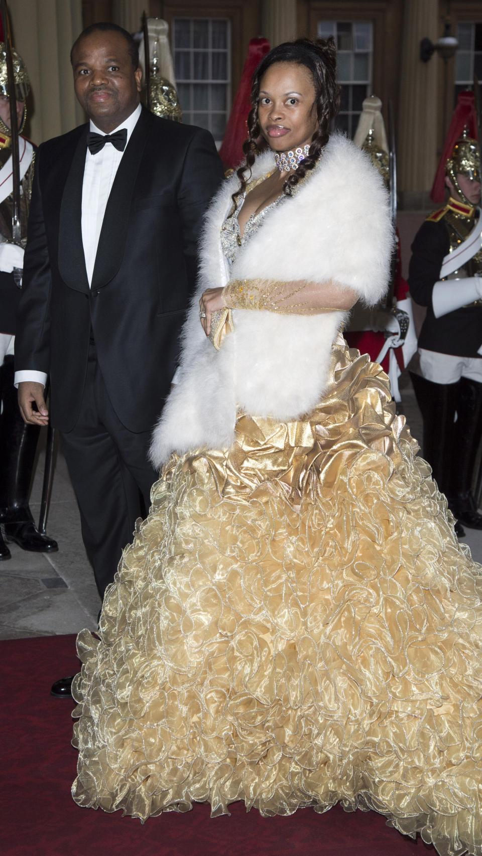 El rey africano Mswati III de Esuatini, con una de sus esposas, Inkhosikati Lambikiza, en la conmemoración del Jubileo de Diamante de la reina Isabel II de Inglaterra, en 2012.