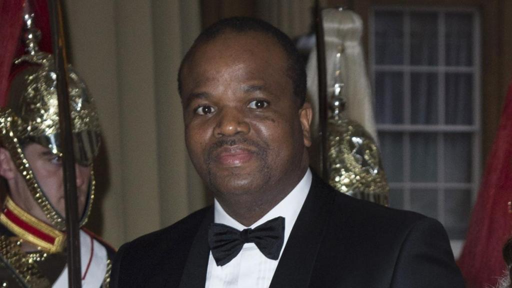 El rey africano Mswati III de Esuatini, con una de sus esposas, Inkhosikati Lambikiza, en la conmemoración del Jubileo de Diamante de la Reina Isabel II de Inglaterra, en 2012.