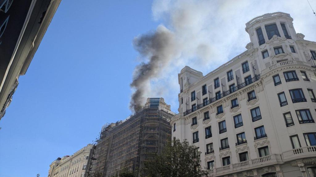 Imagen del edificio de la Gran Vía en el que se registró el incendio este sábado.