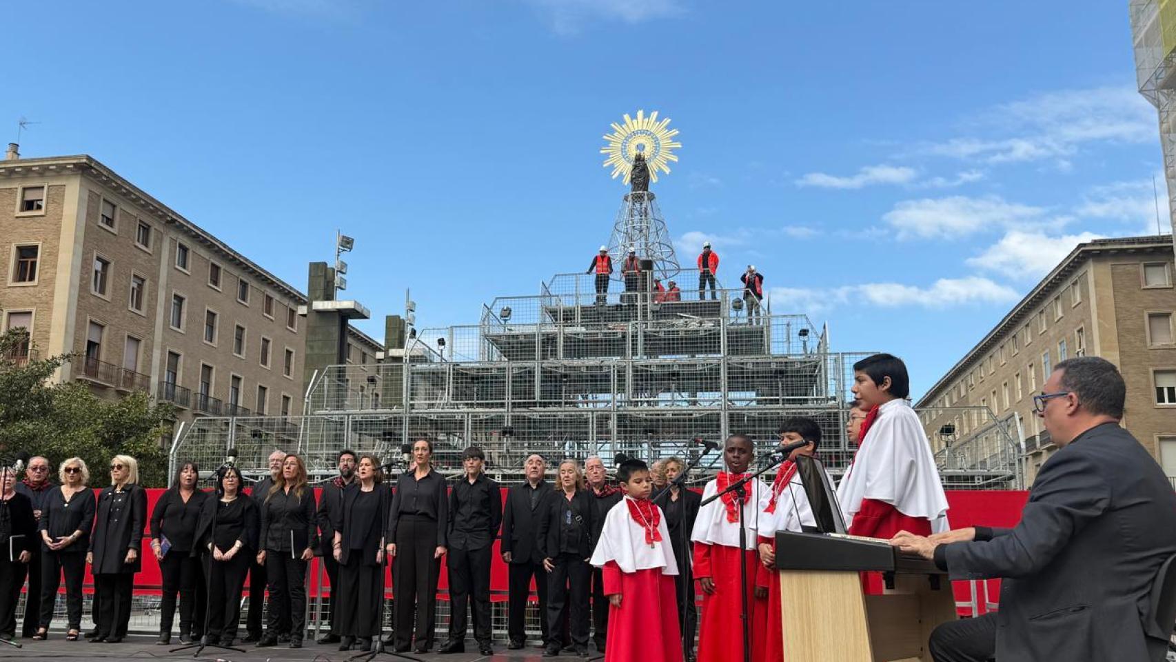 La Virgen del Pilar ya vigila Zaragoza desde su estructura.