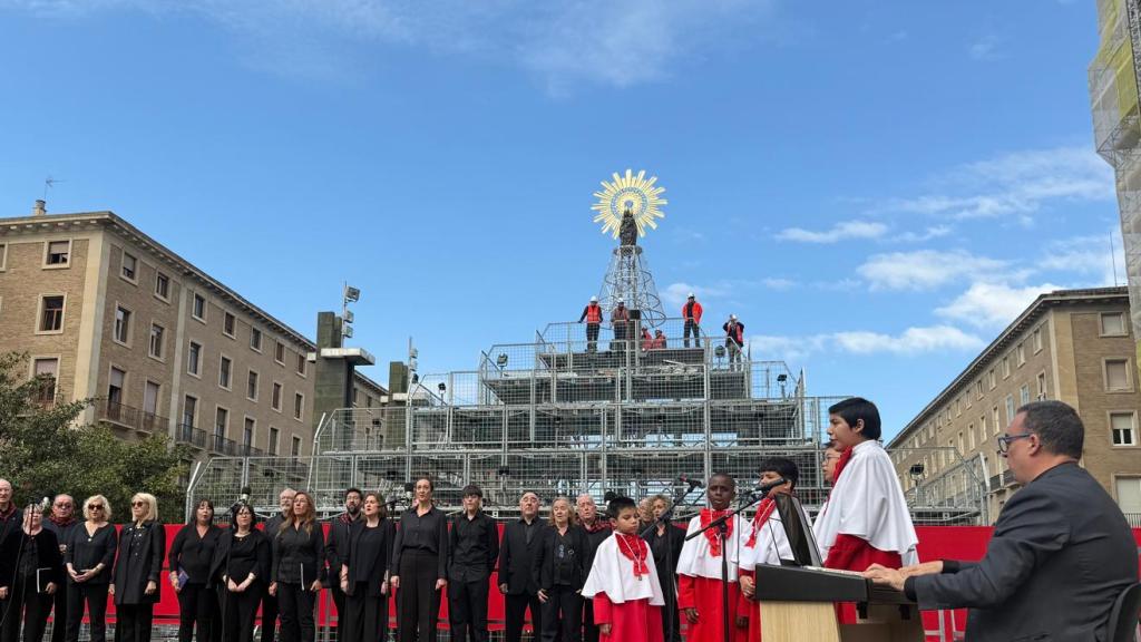 La Virgen del Pilar ya vigila Zaragoza desde su estructura.