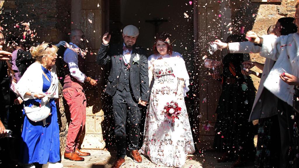 Andrés y Antonia celebran sus esponsales en una localidad que no conmemoraba una boda desde el siglo pasado