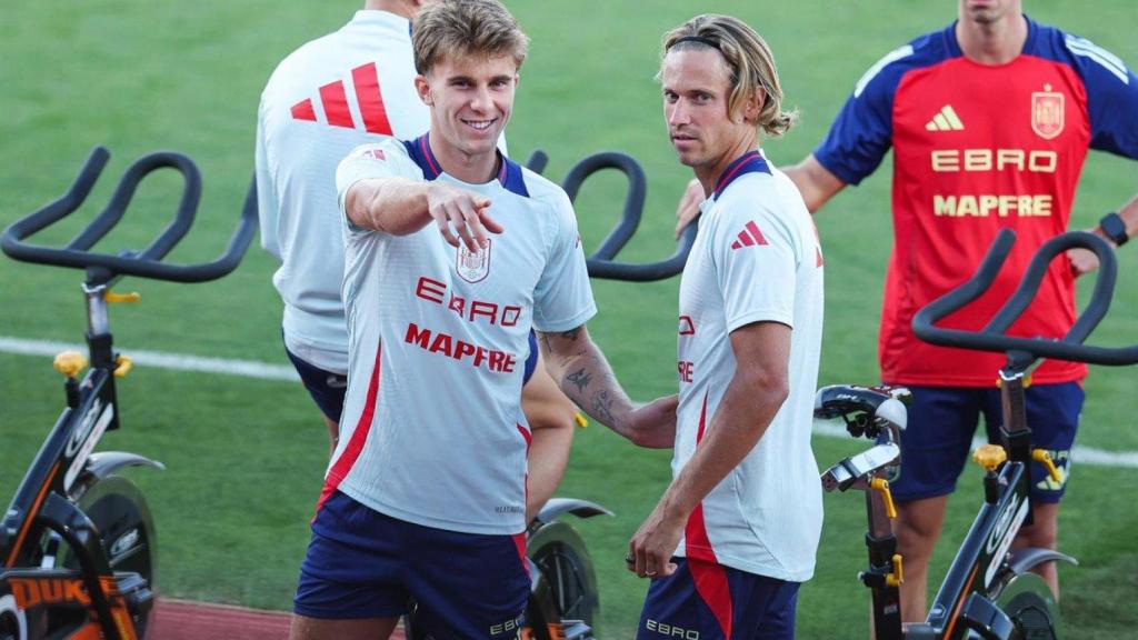 Pablo Barrios y Marcos Llorente durante una sesión de entrenamiento de la Selección Española Masculina de Fútbol en Las Rozas (Madrid).