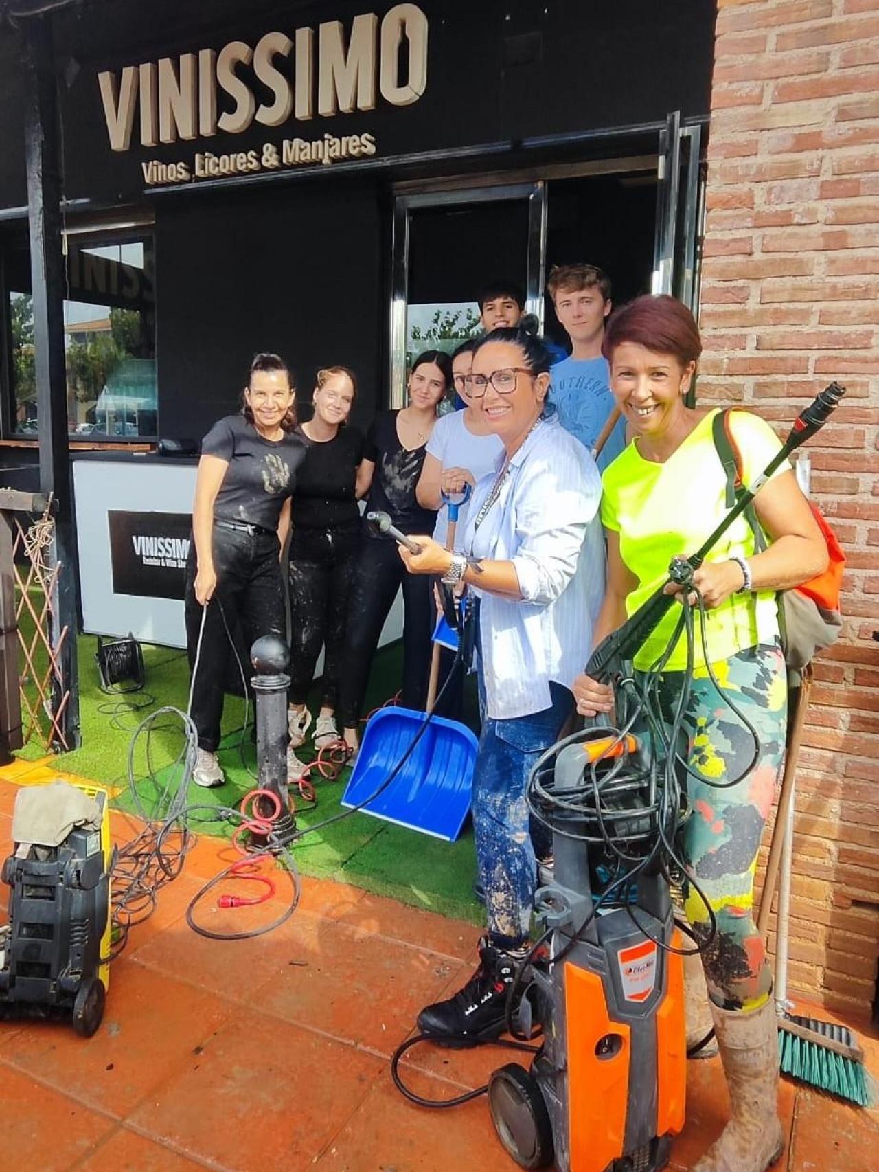 El retén de empleados y voluntarios que ha limpiado el Restaurante Vinissimo, este sábado, en San Javier.