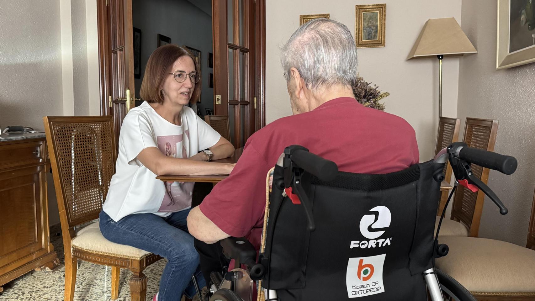 Inma junto a su padre José, de 90 años. EE