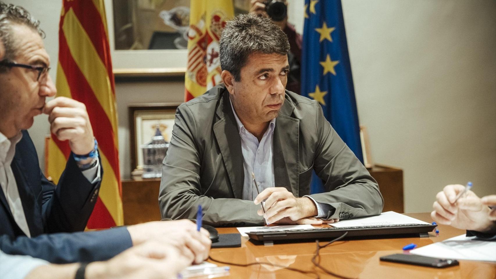 Carlos Mazón en el Puesto de Mando Avanzado (PMA) del Ayuntamiento de Orihuela. Roberto Plaza / Europa Press