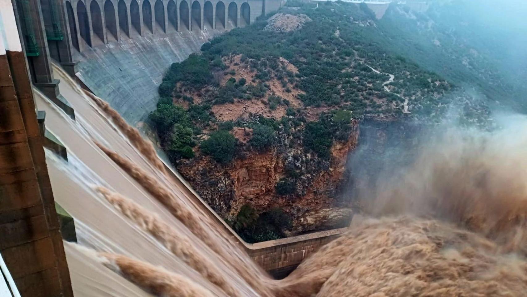 Desagüe de la presa de Forata, infraestructura que corrió serio peligro el 29 de octubre de 2024. EE
