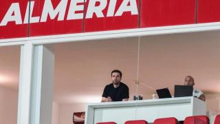 Gabi viendo el encuentro desde la grada de Almería.