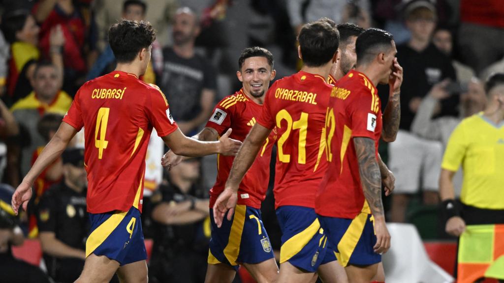 Los jugadores de la Selección celebran el gol de Yéremy Pino.