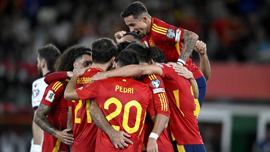 Los jugadores de la Selección celebran el gol de Oyarzabal.