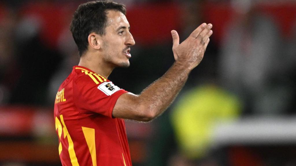 Oyarzabal da instrucciones a sus compañeros durante el partido ante Georgia.