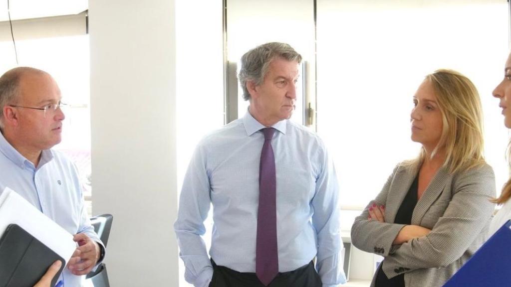 Alberto Núñez Feijóo, líder del PP, entre Cuca Gamarra, Miguel Tellado, Alma Ezcurra y Ester Muñoz, en su despacho de Génova.