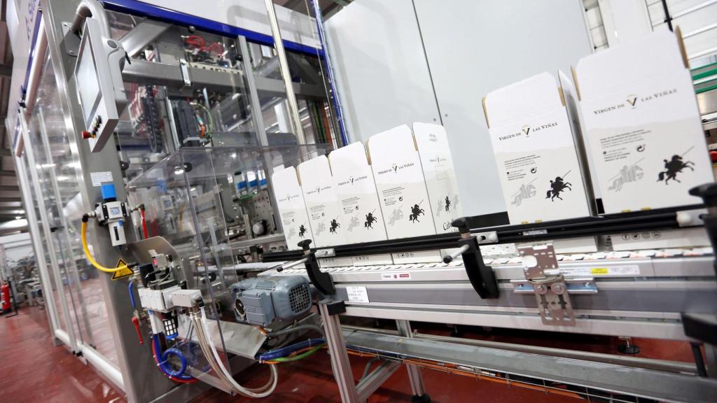 Una máquina de envasado en la cooperativa Virgen de las Viñas, en Tomelloso (Ciudad Real).