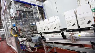 Una máquina de envasado en la cooperativa Virgen de las Viñas, en Tomelloso (Ciudad Real).