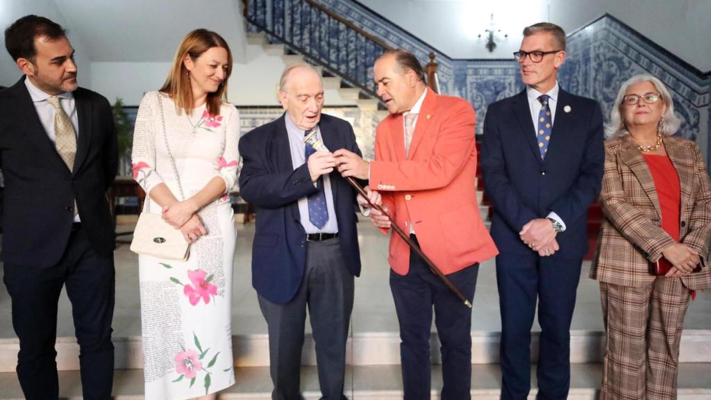 Gregorio entrega un bastón de cerámica al presidente de la Academia de Cine de España, Fernado Méndez-Leite.