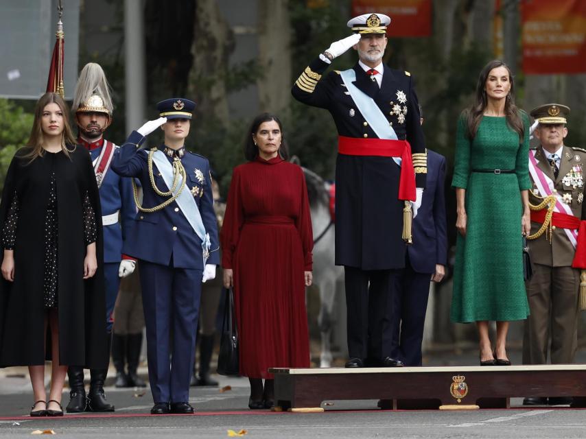 Los reyes Felipe y Letizia, la princesa Leonor y la infanta Sofía antes del desfile de las Fuerzas Armadas con motivo de la Fiesta Nacional este domingo en Madrid.