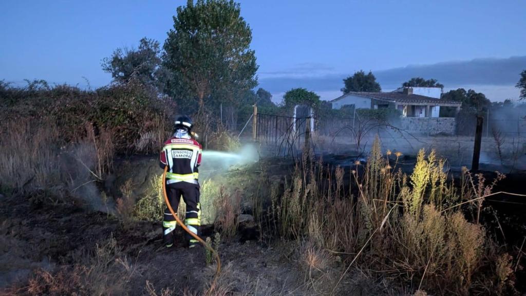 Un bombero de la Diputación de Zamora trabajando en el incendio
