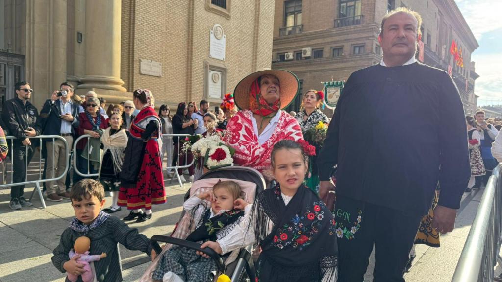 Marisa junto a sus nietos.