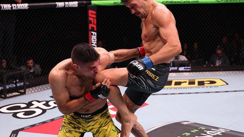 Joel Álvarez conecta un rodillazo.