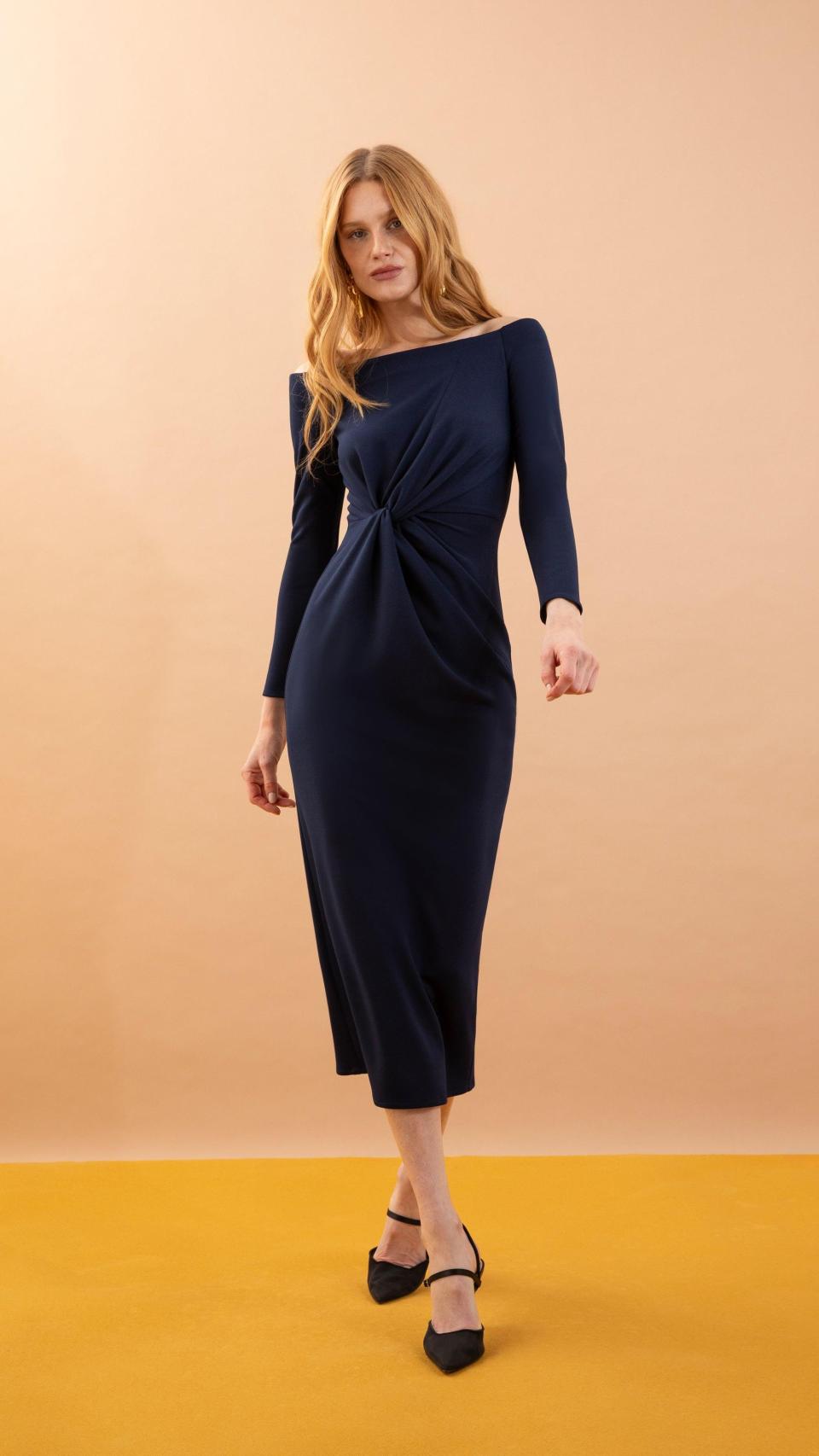 El vestido que ha lucido Isabel Díaz Ayuso en el Día de la Hispanidad es de Victoria Colección.