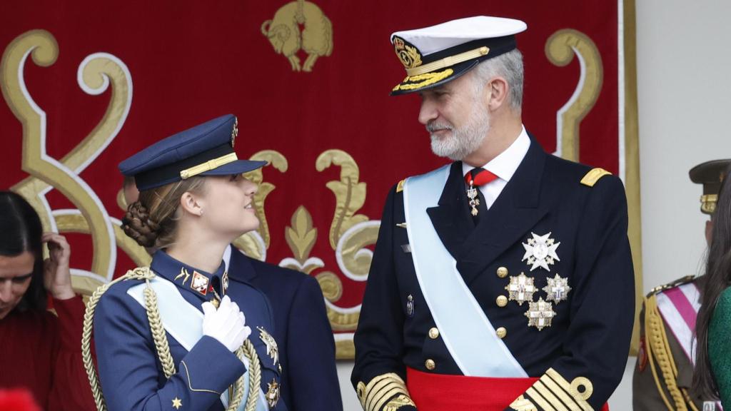 El rey Felipe VI, con su hija Leonor, en el desfile del Día de la Hispanidad.