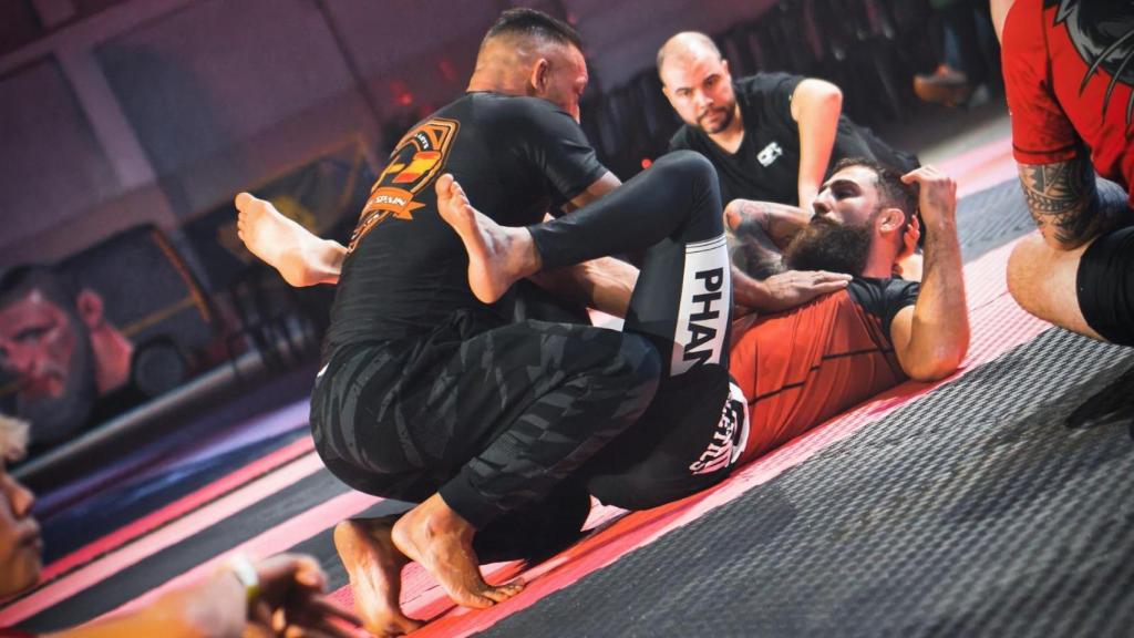 Los peleadores Enoc Solves y David Mora, impartiendo un seminario en el Dojo Arena 2024