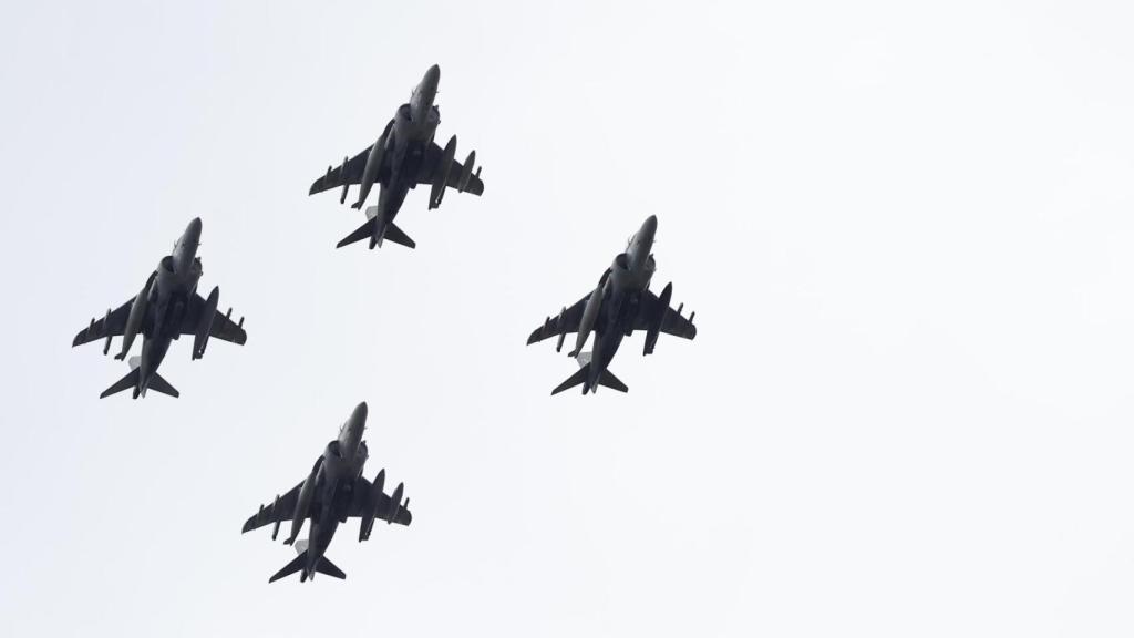 Cazas Harrier de la Armada desfilando sobre Madrid
