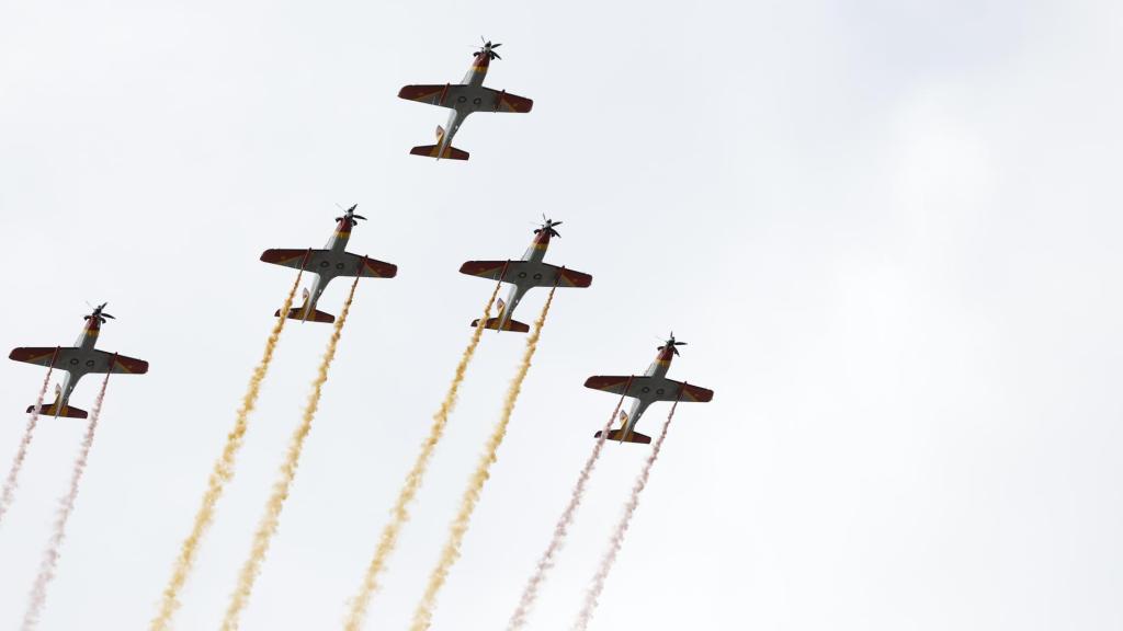 Formación 'Mirlo' dibujando la bandera nacional sobre Madrid