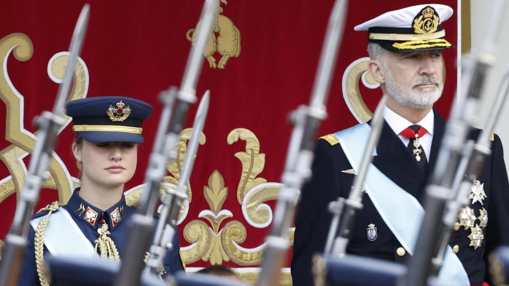 El rey Felipe y la princesa Leonor durante el desfile de las Fuerzas Armadas con motivo de la Fiesta Nacional este domingo en Madrid.