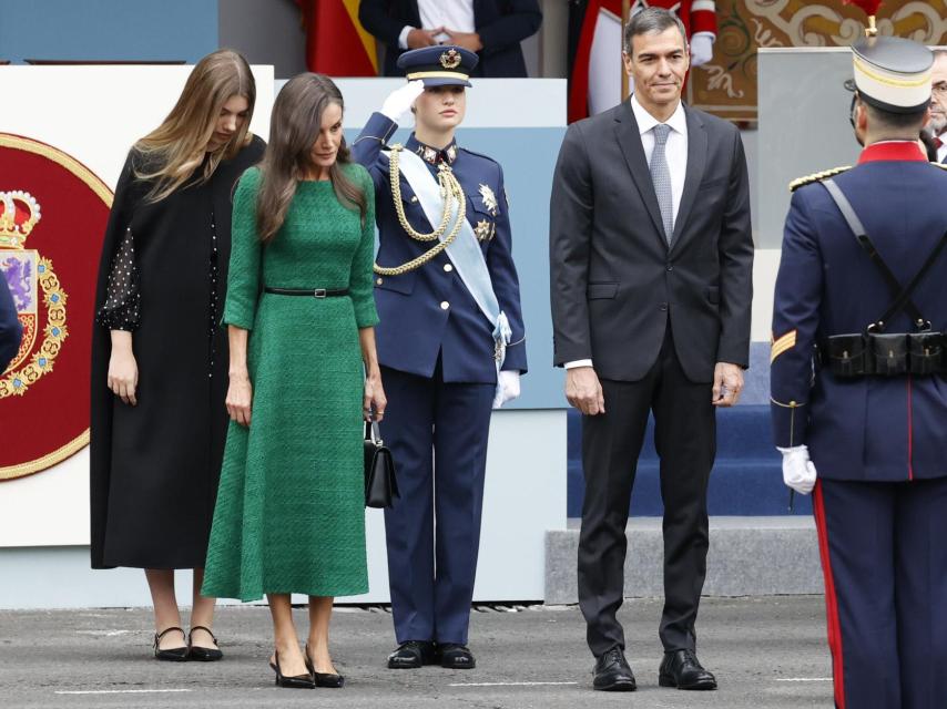 La reina Letizia y sus hijas, junto al presidente de Gobierno, Pedro Sánchez, en el Día de la Hispanidad.