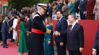 El Rey Felipe VI saluda a Emiliano García-Page.
