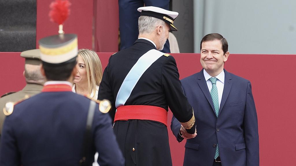 El presidente de la Junta de Castilla y León, Alfonso Fernández de Mañueco, saludando al Rey Felipe VI en el acto solemne de homenaje a la bandera nacional y al desfile militar con motivo del día de la Fiesta Nacional