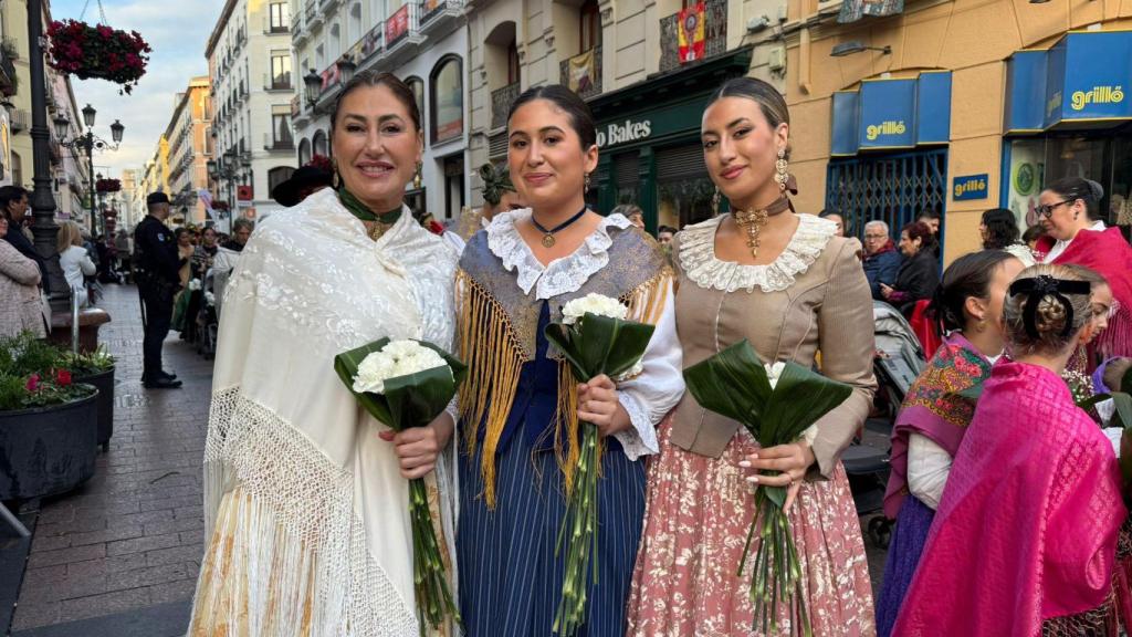 Sagrario, María y Paula durante la Ofrenda.