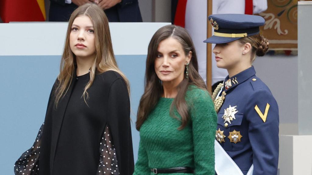 La infanta Sofía, la reina Letizia y la princesa Leonor, juntas en la Fiesta Nacional de España.