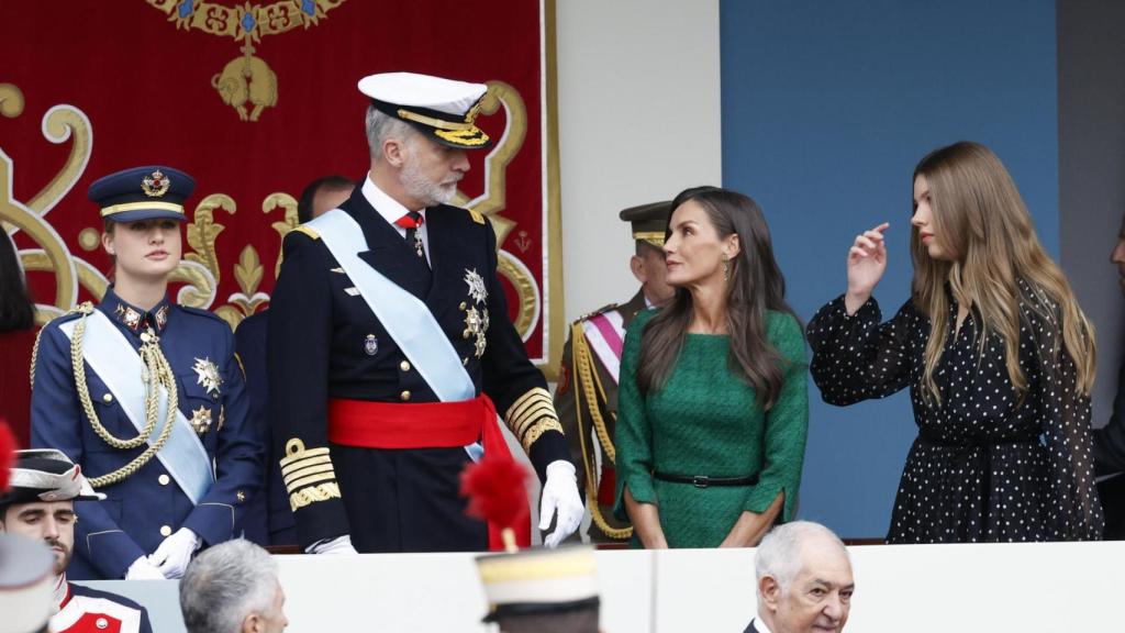 Los Reyes y sus hijas, la princesa Leonor y la infanta Sofía, en el Día de la Hispanidad.