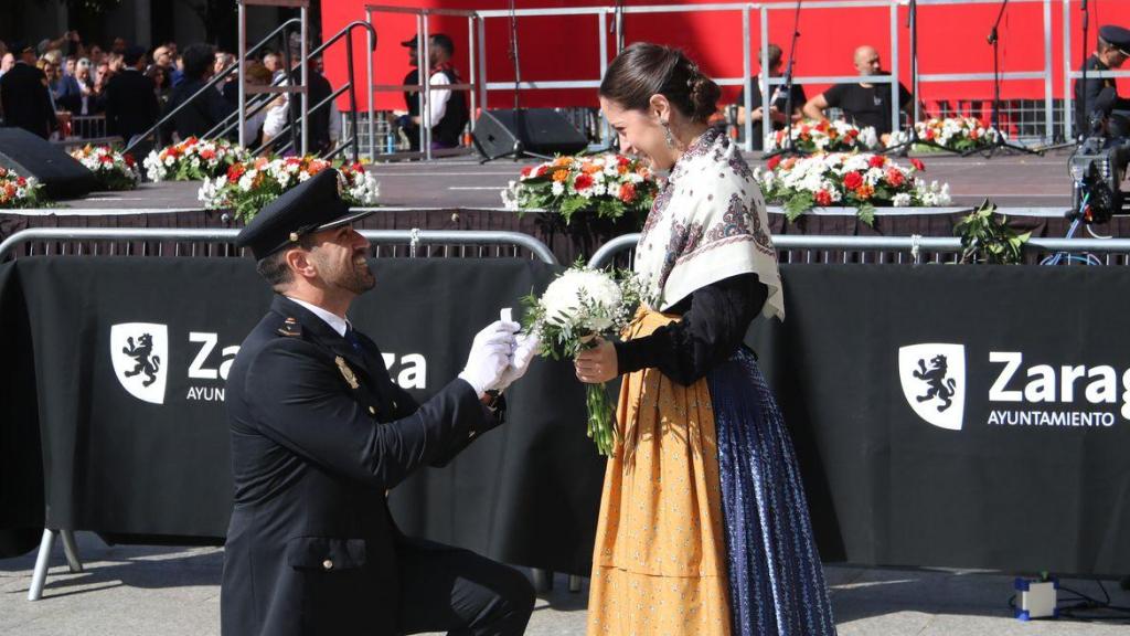 Pedida de mano a los pies de la Virgen del Pilar.