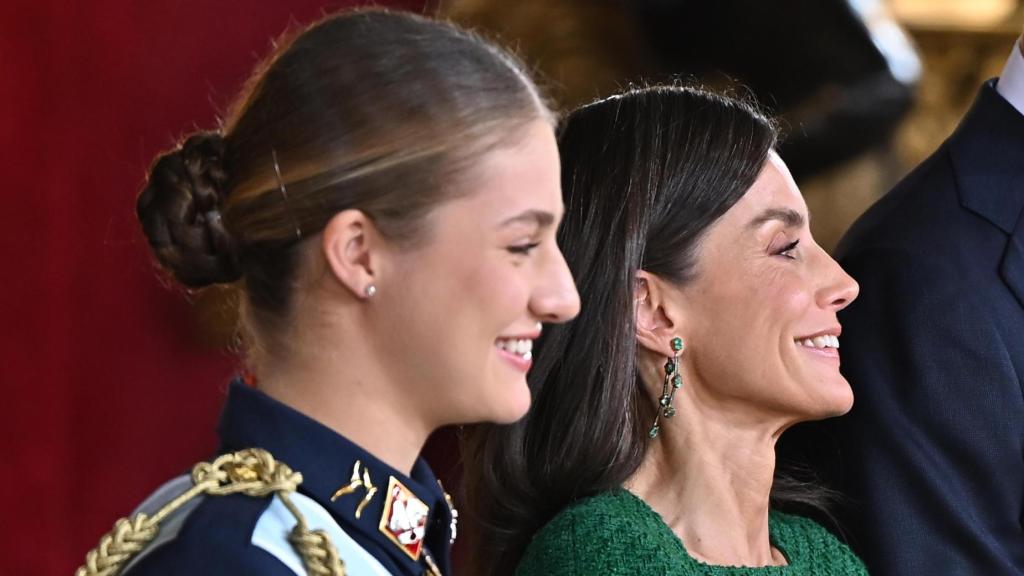 La princesa Leonor, con su madre, la reina Letizia, en el interior del Palacio Real, este domingo, 12 de octubre, en la recepción ofrecida con motivo del Día de la Hispanidad.