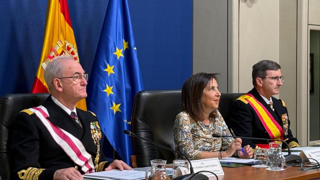 La ministra de Defensa, Margarita Robles, dirigiéndose a los contingentes desplegados en el exterior.