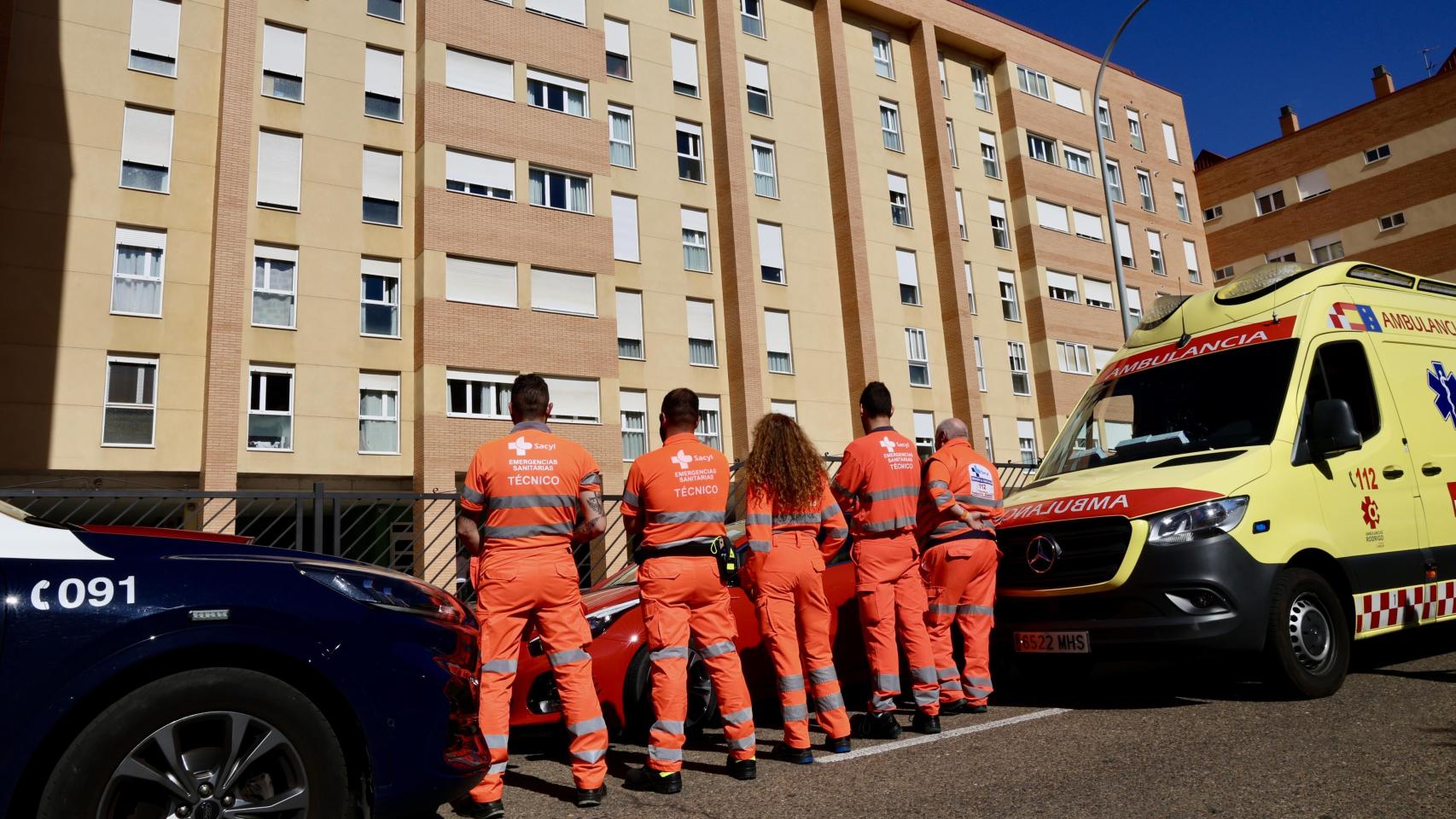 Personal de Sacyl a las puertas del bloque de viviendas