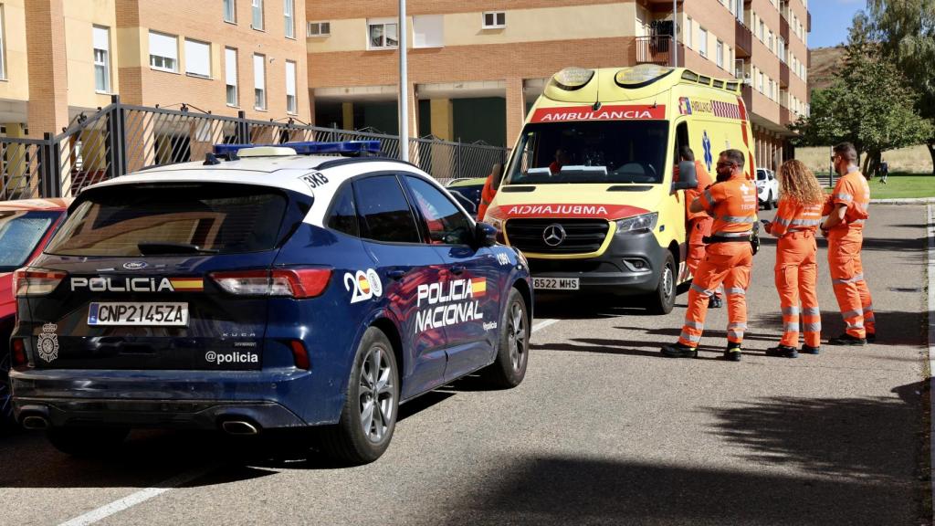 Personal sanitario junto a una ambulancia y un coche de la Policía Nacional en la zona del suceso