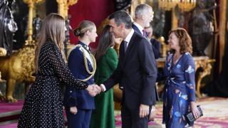 Pedro Sánchez saluda a la princesa Leonor y la infanta Sofía, durante la recepción ofrecida por los Reyes en el Palacio Real.