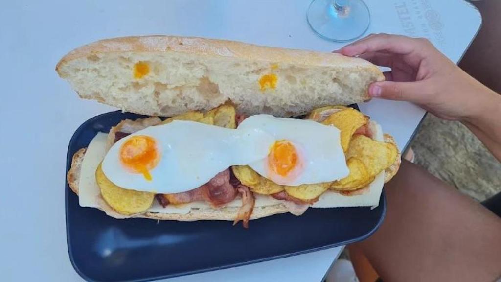 Uno de los enormes bocadillos de Roca de Guía.