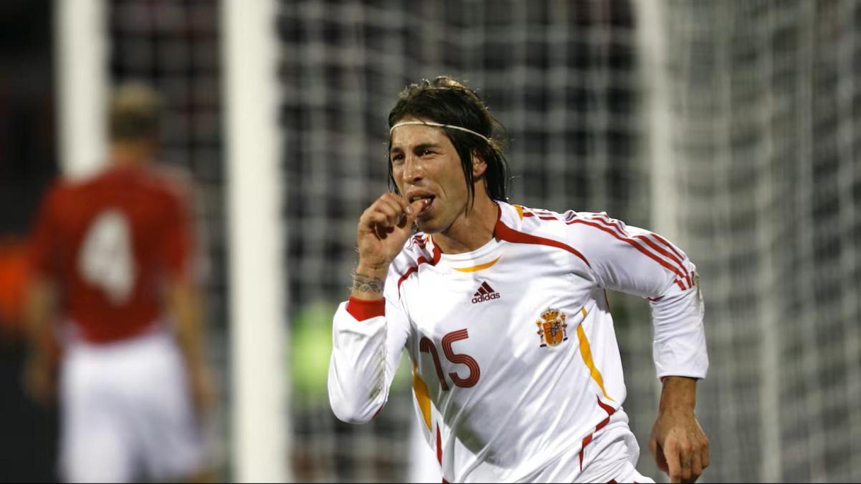 Sergio Ramos celebra su gol ante Dinamarca.