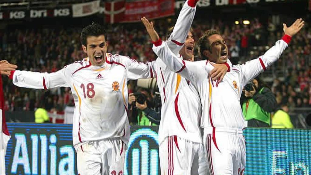 La Selección de 2007 celebra un gol de Raúl Tamudo en el partido ante Dinamarca.