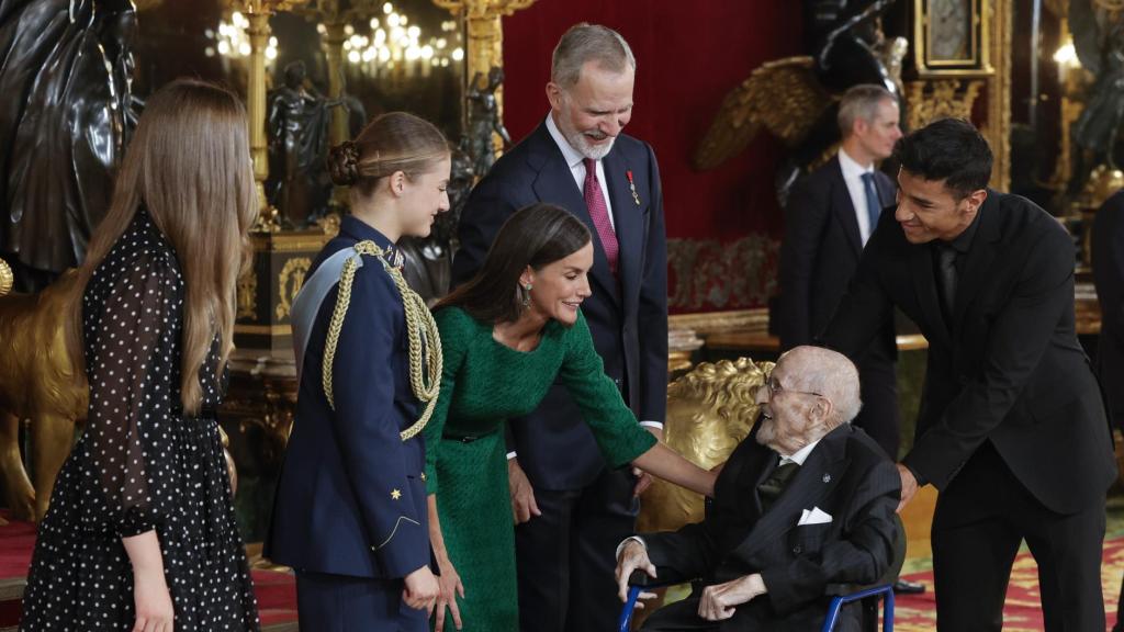 La Familia Real saluda al escritor Álvaro Pombo en la recepción ofrecida en el Palacio Real de Madrid este domingo, 12 de octubre.