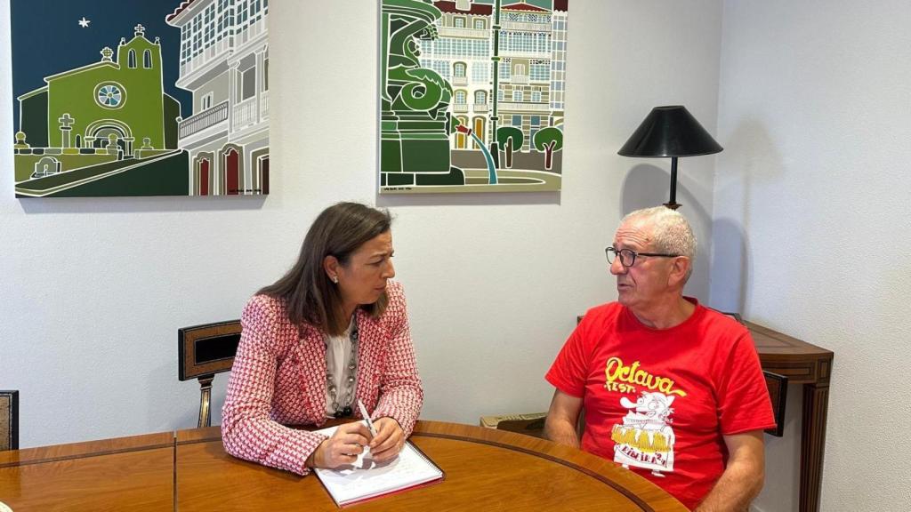 Reunión entre la alcaldesa de Betanzos, María Barral, y un representante de la Asociación Cultural Xóvenes do Pobo.