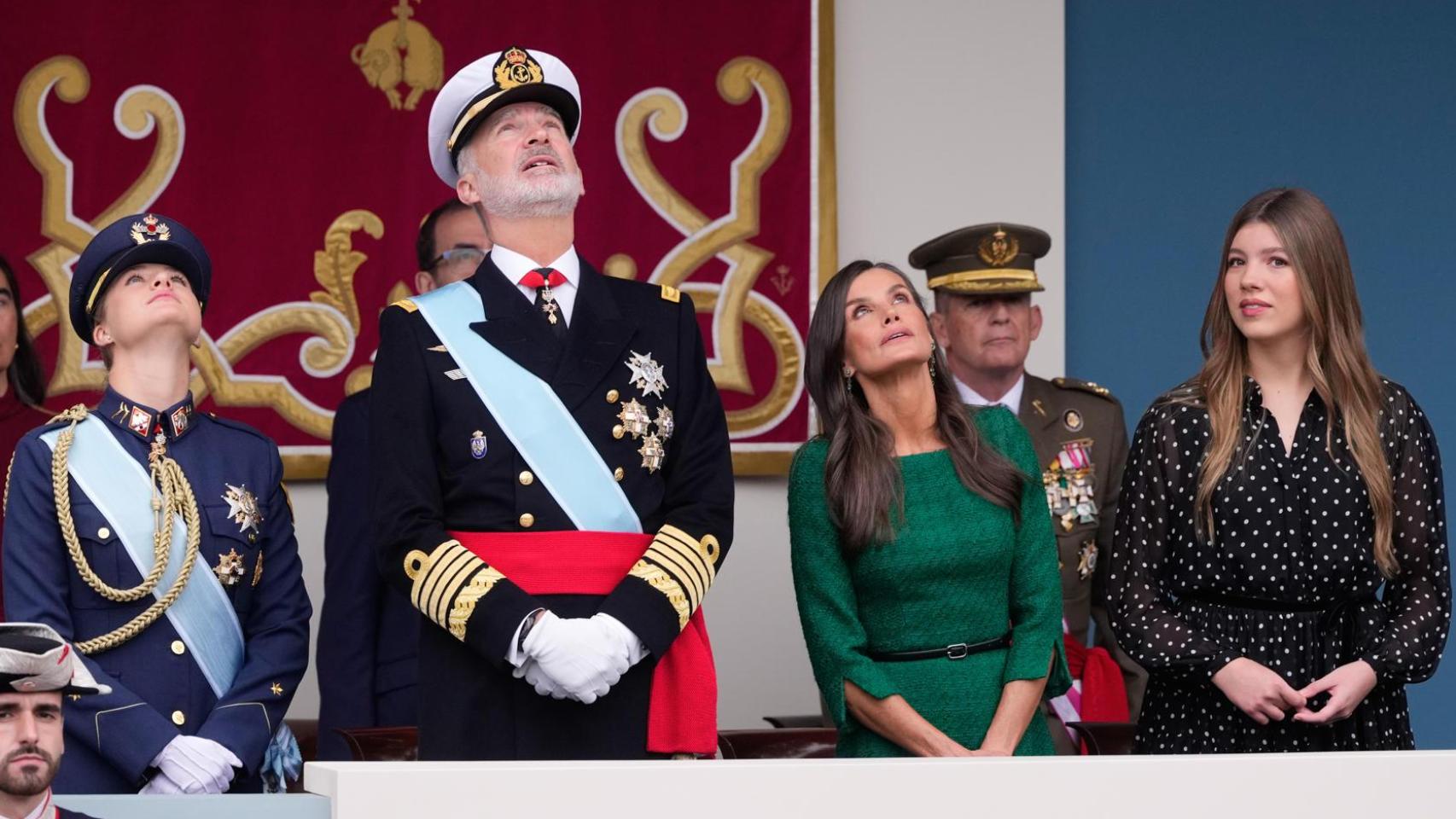 Los Reyes y sus hijas, la princesa Leonor y la infanta Sofía, en el Día de la Hispanidad.