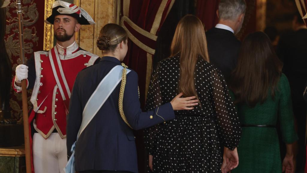 La princesa Leonor y su hermana, la infanta Sofía, en el Palacio Real de Madrid.