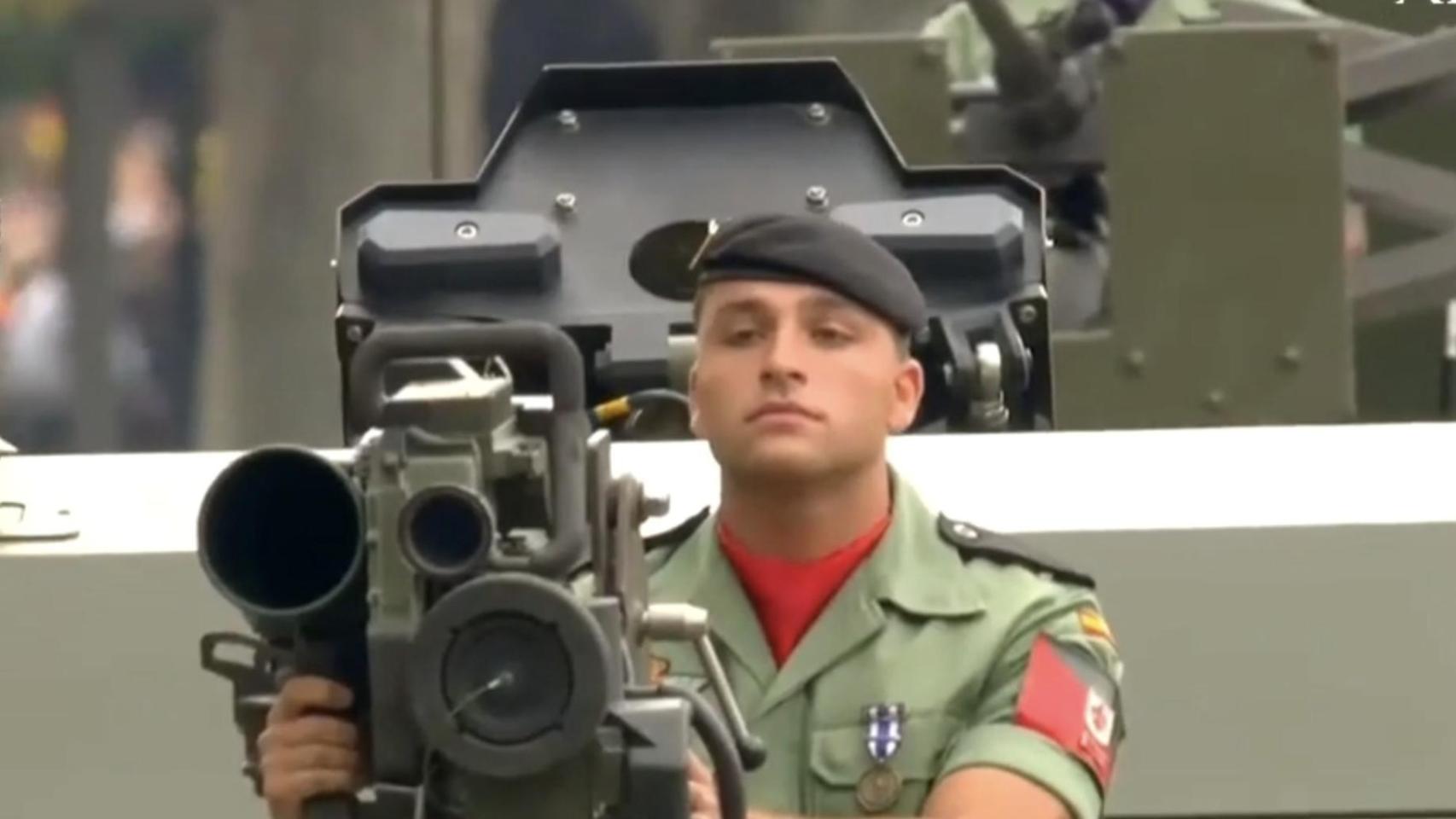 Imagen de un soldado del Ejército de Tierra y el sistema Spike de misiles israelí contrararro.