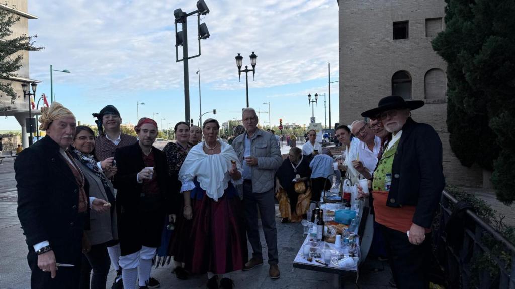 Un grupo de Pastriz almuerza tras la Ofrenda.